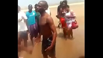 La testa screpolata liberiana fa un pompino in spiaggia