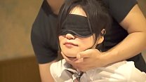 asiático muito fofo e engraçado fazendo cócegas cego