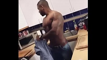 Schwarzer Mann masturbierte in der Küche