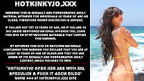 Hotkinkyjo öffne ihren Arsch mit XXL Spekulum und ficke ihn 40cm tief mit einem Dildo