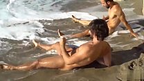 Zwei schwule Freunde streicheln am Strand