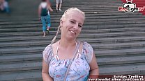 Chica alemana normal tiene una cita a ciegas en EroCom con las tetas caídas y es remolcada y follada