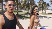 Makelloser Bikini Latina geht vom Strand zum Schwanz