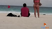 Mostrando o cuzinho em uma tanga na praia e esquentando os homens, apenas dois ousaram me tocar (Vídeo completo em premium xvideos channel)