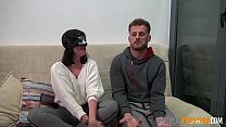 Парень из испанского телешоу думает, что может заработать больше, сверля киску