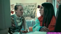 Les jeunes filles lesbiennes ringardes Cadence Lux et Serena Blair ont expérimenté une création virtuelle 3D qui a pris vie et a commencé un trio lesbien chaud avec elle.