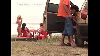 Шаловливая пара занимается оральным сексом на публике на пляже в Монгагуа - SP