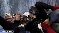 Harley Quinn baise Joker et Batman