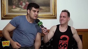 # Suite69 - Порнозвезда Юрий Гаучо рассказывает о закулисье секс-шоу в прямом эфире - Часть 2 - Twitter PapoMix @TVPapoMix
