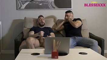 Моя лучшая подруга возбуждается от просмотра моих частных видео, заканчивает сосать мой большой белый член