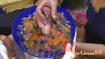 Junges Mädchen macht weichen Hanjob mit viel Öl und Wasserbällchen
