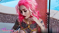 Рыжие лесбиянки мастурбируют кисками секс-игрушками возле бассейна и курят Flame Jade