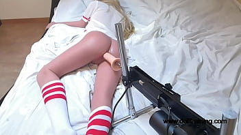 ¡Máquina de follar ultrasilenciosa contra muñeca sexual hiperrealista! [Parte 1/2] (www.dolltraining.com)