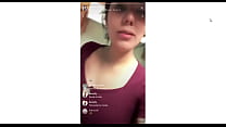 Troia mostra le sue tette su Live su Instagram