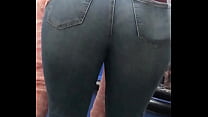 Bel culo di jeans candidi con pantyline