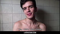 Aficionado joven latino twink pagó en efectivo para follar gran polla extraño en el baño