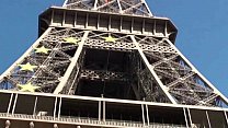 Eiffelturm verrückte öffentliche Sex Dreier Gruppenorgie mit einem süßen Mädchen und 2 hängenden Jungs, die ihre Schwänze für einen Blowjob in den Mund schieben und ihre großen Schwänze mitten in einem T
