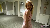 Real Teens - rubia come el culo y se la follan durante un casting porno