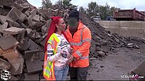 Trabajador de la construcción se folla a una joven pelirroja en el trabajo sin condón - German Redhead