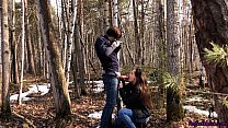Малышка Чувственно Сосет и Ебется во Время Фотосессии в Лесу - Кремпай