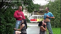 Беременная девушка в сексе вчетвером на улице