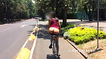 Putita Chilanga EXHIBITIONIST shows her ass on a bicycle. Chapultepec Forest (2). AMATEUR. Big ass