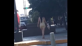 Venezuelano de bom corpo caminhando pela rua em vestido listrado