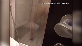Un homme voyeur profite d'une porte entrouverte pour filmer une fille nue dans le bain