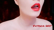 Victoria Wet juega con los labios