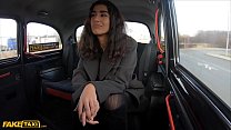 Taxi finto Una ragazza asiatica si fa strappare le calzamaglia e scopare la figa da un tassista italiano