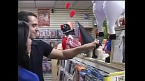 Молоденькая темноволосая латинка с маленькими сиськами Луиз была брошена на якорь в заднице своим мускулистым бойфрендом в секс-шопе