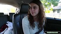La figliastra di 19 anni succhia il patrigno per la macchina