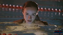 Petite teen hottie Vi Timy immersioni magre in una piscina a tarda notte