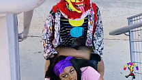 Juicy Tee se fait baiser par Gibby The Clown sur une route très fréquentée pendant les heures de pointe