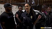 L'officier de police Eliza Ibarra suce profondément chaque grosse bite noire