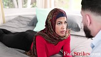 La sorellastra araba in Hijab si esercita a scopare sul fratellastro, Maya Farrell