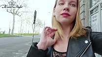Studente Mostrando Tette Su Strada E Figa Masturbarsi Dopo Una Passeggiata