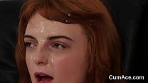 Странная модель получает выстрел спермы на ее лицо, глотая всю сперму