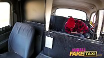 Mujer Falsa Taxi Skater punk se folla a una linda nena pequeña hasta el orgasmo en el asiento trasero
