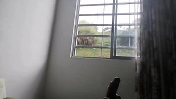 J'ai presque découvert mon voisin en train de se masturber mais au final je suis sorti par la même fenêtre