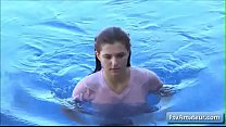 Невероятная натуральная грудастая юная любительница Фиона плавает в бассейне и играет со своими сосками