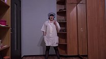 Un'infermiera in calze allunga una figa pelosa con un espansore ginecologico medico. Foro spalancato e primo piano del clitoride. Masturbazione durante una pausa al lavoro.
