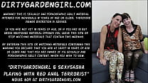 Dirtygardengirl e SexySasha brincando com terrorista anal vermelho e prolapso