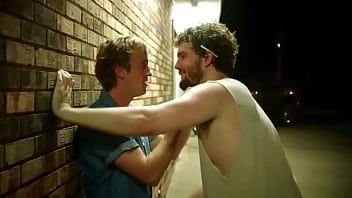 Austin Swift y Tom Felton (Draco Malfoy de Harry Potter) Beso gay de la película Braking For Whales | gaylavida.com