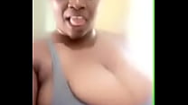 Nigeria Dame mit großen Brüsten