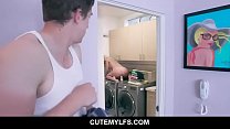 Толстая милфа Мачеха Мадлен Монро испытывает сводную семью с секс-оргазмом с пасынком на стиральной машине