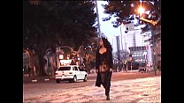サンパウロの通りをペラダを歩く。 100％本物の露出症