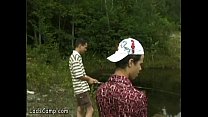 不運な若い漁師が森でクソを撮影しました