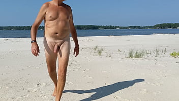 Nue sur une plage non nudiste