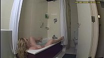 Esposa pega em câmera espiã brincando com ela me no banheiro do hotel